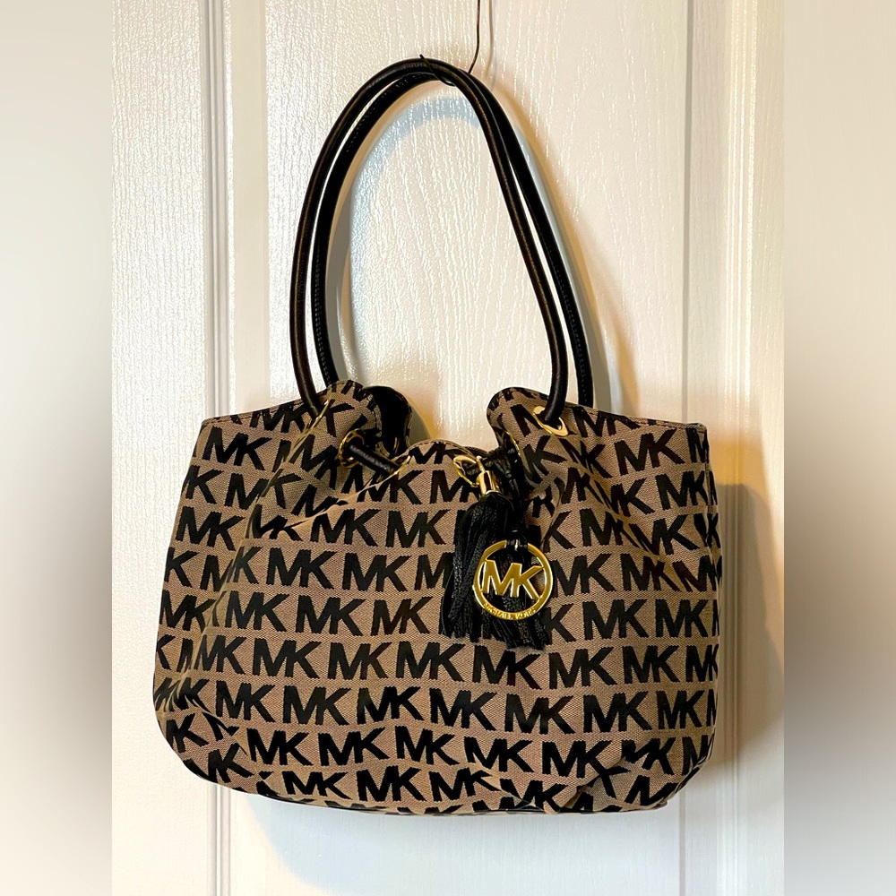 Michael Kors Black & Beige Signature Logo Medium East West Ring Tote Bag